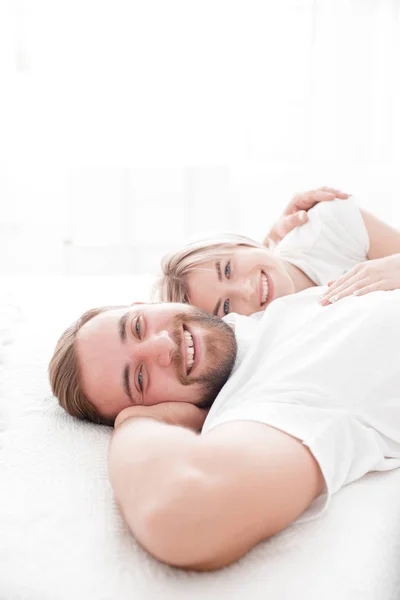 Érzéki fiatal pár együtt az ágyban. Boldog pár a hálószobában elszigetelt fehér background. — Stock Fotó