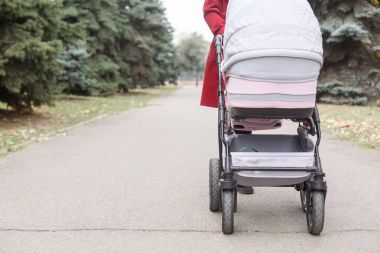 Genç güzel anne ile bebek parkta yürüyüş.