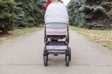 Pembe bebek arabası park üzerinde Üstten Görünüm.