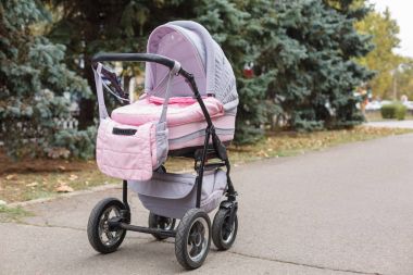 Pembe bebek arabası park üzerinde Üstten Görünüm.