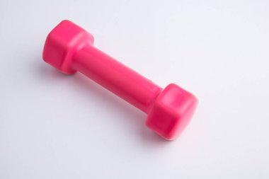 Pembe dumbbell beyaz arka plan üzerinde izole. Yakın çekim.
