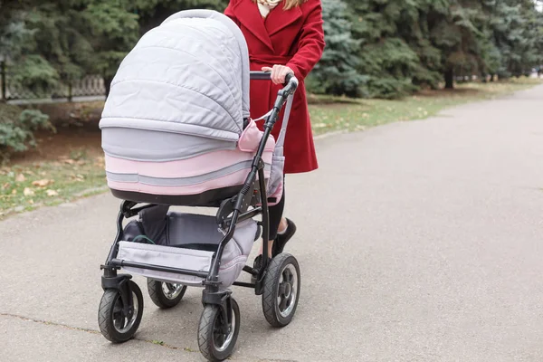 Молодая красивая мама гуляет с ребенком в парке . — стоковое фото