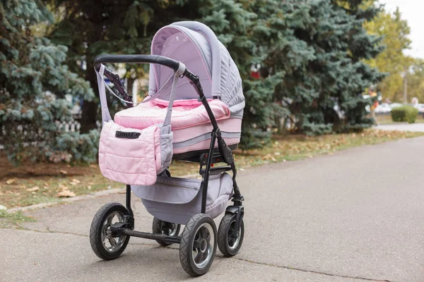 A top view on a pink baby carriage in the park. — Stock Photo, Image