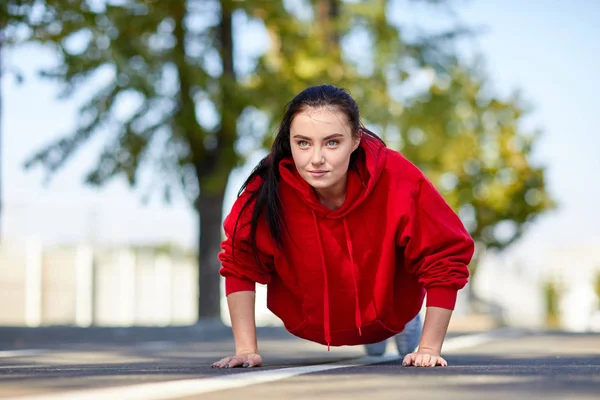 Kız sokakta yerden sıkar