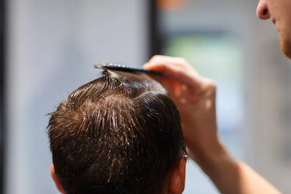 Salon fryzjerski w fryzjera sprawia, że fryzura dla młodego faceta — Zdjęcie stockowe