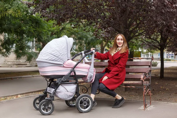 Genç güzel anne ile bebek parkta yürüyüş. — Stok fotoğraf