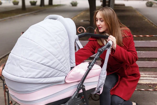 Genç güzel anne ile bebek parkta yürüyüş.