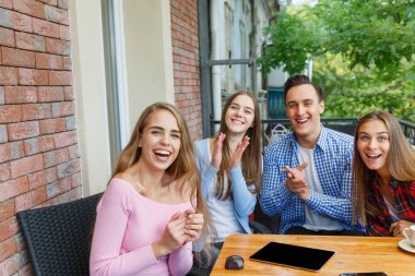 Arkadaşlar, bir kafede mükemmel bir günü geçirmek