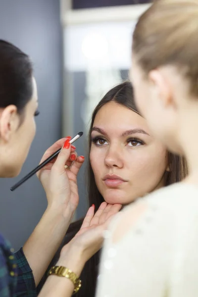 Make-up artist je použití make-up, mladé dívky. — Stock fotografie