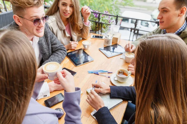 Çekici genç arkadaş bulanık bir arka plan üzerinde kafede dinlendirici. İletişim kavramı.