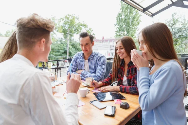 Moderne gelukkige studenten die werken in het café samen op een onscherpe achtergrond. Actieve levensstijl concept. — Stockfoto