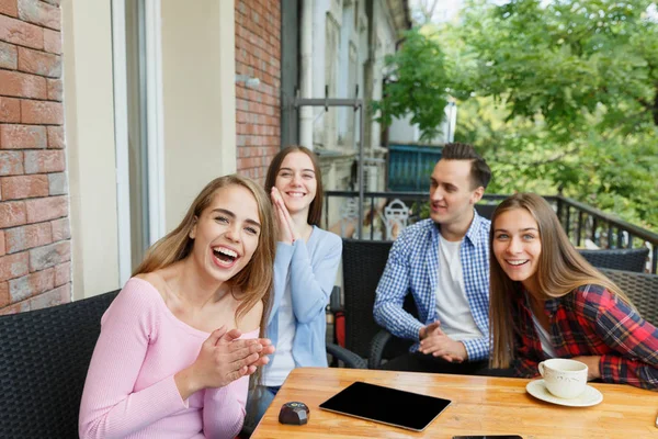 Arkadaşlar, bir kafede mükemmel bir günü geçirmek