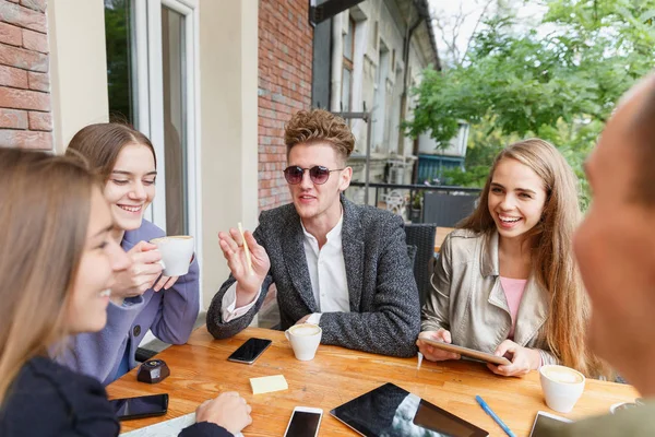 Привлекательные молодые друзья отдыхают в кафе на размытом фоне. Концепция коммуникации . — стоковое фото