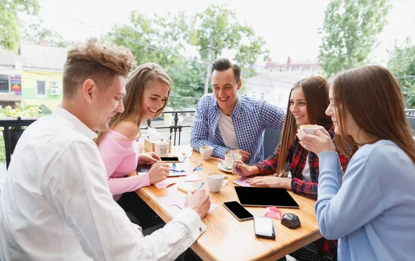 Moderne gelukkige studenten die werken in het café samen op een onscherpe achtergrond. Actieve levensstijl concept. — Stockfoto