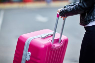 Pembe çanta yakın çekim tutamacı el kızla