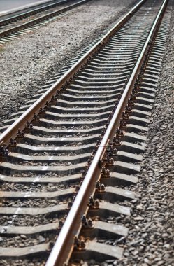 Bir tren istasyonunda bir çakıl taşı demiryolu yakın çekim