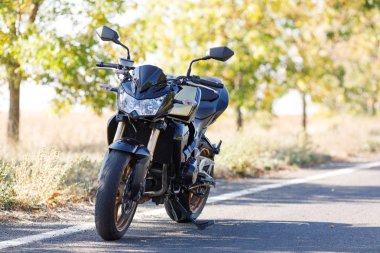 Bir motosiklet yakın çekim yalnız yolda standları