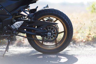 Bir motosiklet yakın çekim yalnız yolda standları