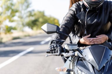 Bir motosiklet bir close-up yalnız sahibi olan yol üzerinde duruyor