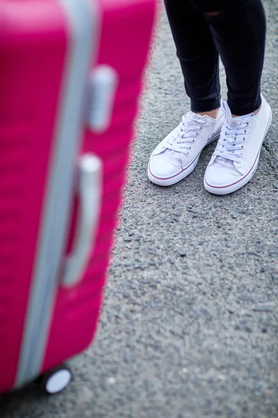 Rosa Koffer Nahaufnahme mit Hand Mädchen am Griff — Stockfoto