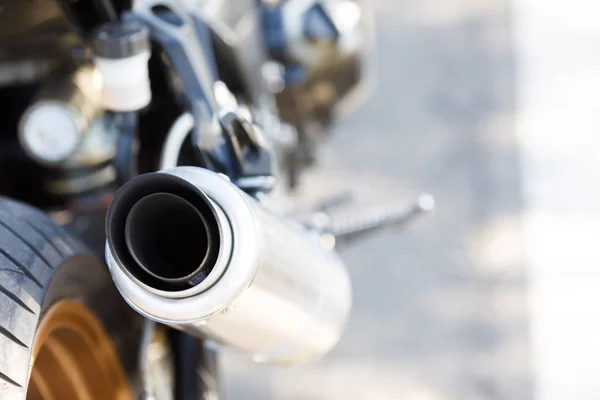 Auspuffrohr eines Motorrads in Nahaufnahme im stehenden Zustand — Stockfoto