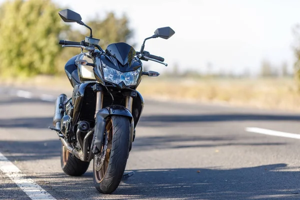 Ein Motorrad aus nächster Nähe steht allein auf der Straße — Stockfoto