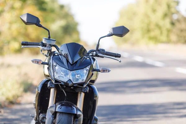 Un primer plano de la motocicleta se encuentra en la carretera solo — Foto de Stock