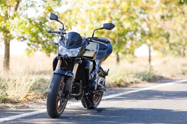 A motorcycle close-up stands on the road alone — Stock Photo, Image