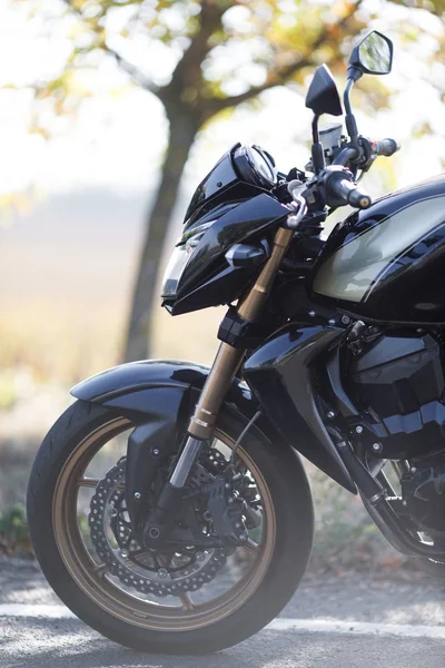 Un primer plano de la motocicleta se encuentra en la carretera solo — Foto de Stock