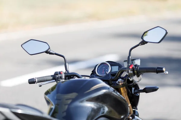 Un primer plano de la motocicleta se encuentra en la carretera solo — Foto de Stock