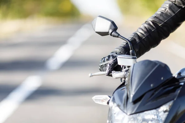 Nahaufnahme eines Motorrads, das allein mit seinem Besitzer auf der Straße steht — Stockfoto