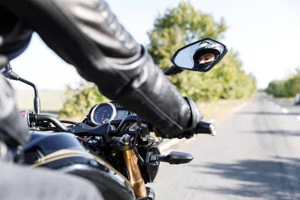Un primer plano de una motocicleta se encuentra en la carretera con su propietario solo — Foto de Stock