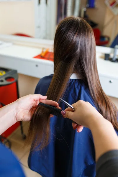Yakın çekim Kuaför kadın stil uzun saç salonu arka plan. İş yerinde berber. Saç bakım kavramı. — Stok fotoğraf