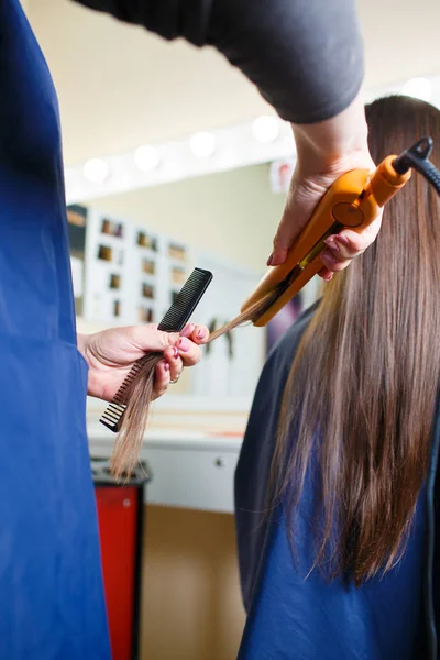 Detail holič žena styling dlouhé vlasy na pozadí obchod. Holič v práci. Koncept péče o vlasy. — Stock fotografie