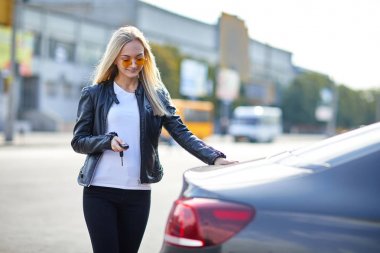 Onu arabadan el bir kız bir uzaktan kumanda ile