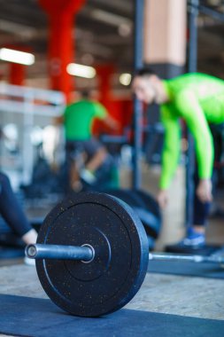 Bir halter salonunda kapatın. Spor kavramı.
