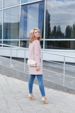 Mutlu genç kız açık havada doğa arka plan üzerinde yürüyüş.