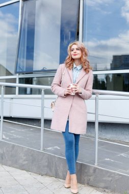 Mutlu genç kız açık havada doğa arka plan üzerinde yürüyüş.