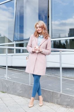 Mutlu genç kız açık havada doğa arka plan üzerinde yürüyüş.