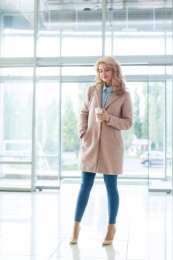 Mutlu genç kız merkezinde doğa arka plan üzerinde yürüyüş.