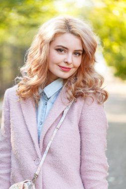 Güzel sarışın Kaldırıma park kahve ile oturuyor.