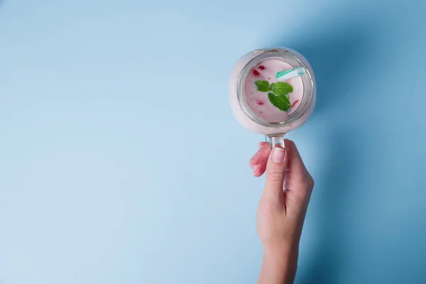 Vista dello yogurt dall'alto su uno sfondo di tavolo bianco-blu — Foto Stock