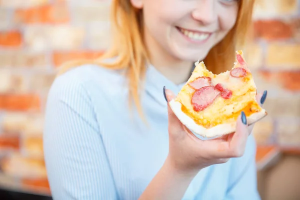 Señora de la oficina sonriente, a la hora del almuerzo y comiendo pizza. Ambiente festivo . —  Fotos de Stock