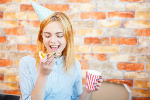 Uśmiecha się pani urząd, w porze lunchu i jedzenie pizzy. Świąteczną atmosferę. — Zdjęcie stockowe