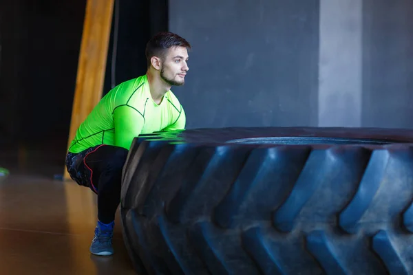 培训重和大的轮胎，在健身中心的人. — 图库照片
