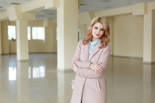 Feliz chica joven caminando en la habitación en el fondo de la naturaleza . — Foto de Stock