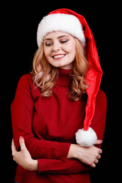 Счастливая праздничная девушка в шапке санта на черном фоне. Рождественская концепция костюма . — стоковое фото