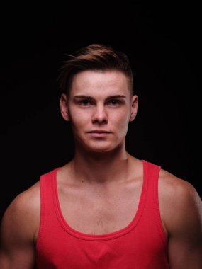 Yakın çekim yakışıklı genç bir siyah arka plan üzerine. Erkek adam. Portre fotoğraf kavramı.