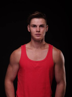 Yakın çekim yakışıklı genç bir siyah arka plan üzerine. Erkek adam. Portre fotoğraf kavramı.