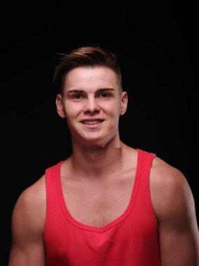 Siyah bir arka plan üzerinde çekici genç adam. Kas dansçı ya da spor adamı. Eğitim kavramı.